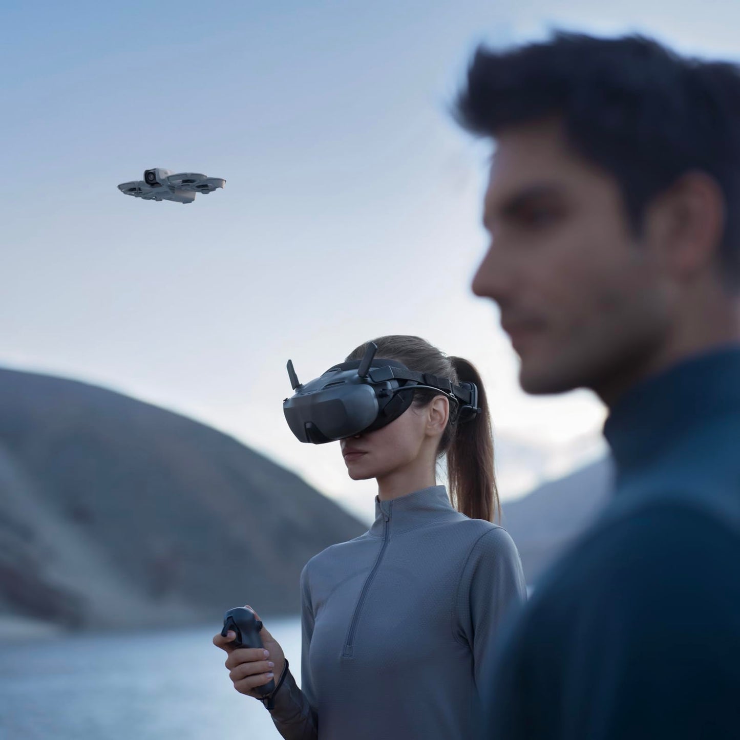 DJI Pack Neo Motion Vuela Más, dron mini con cámara 4K UHD para adultos, 135 g dron que vuela siguiéndote, despega desde la mano, seguimiento de objetivos, QuickShots, con RC Motion 3 y 3 baterías