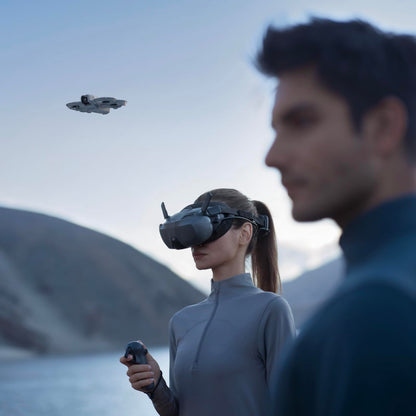 DJI Pack Neo Motion Vuela Más, dron mini con cámara 4K UHD para adultos, 135 g dron que vuela siguiéndote, despega desde la mano, seguimiento de objetivos, QuickShots, con RC Motion 3 y 3 baterías